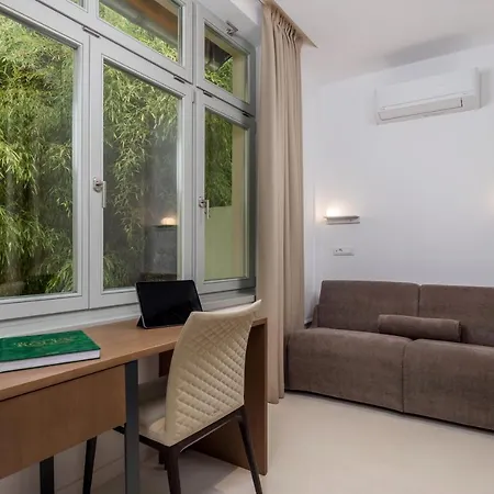 Plaza Apartment *